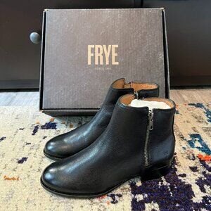 New in box! Frye Carly Double Zip Booties Ankle Boots, Black Leather, Size 6.5